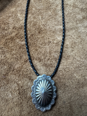 Navajo Concho mit Lederkette