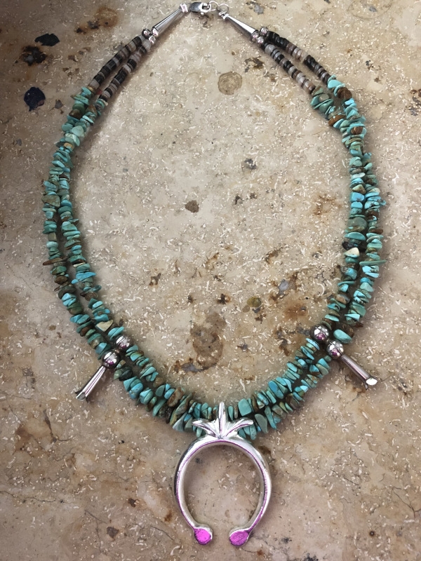 traditionelle, doppelreihige Navajo Squash Blossom Kette mit handgearb