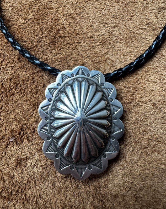 Navajo Concho mit Lederkette